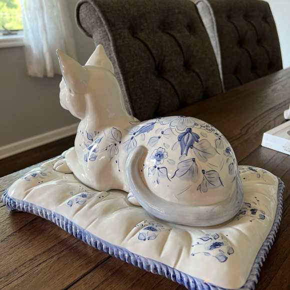 Vintage Italian Ceramic White & Blue Cat Figurine On Pillow - Picture 5 of 15